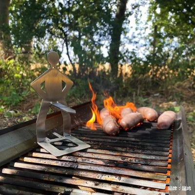 KorvGubben – Smidig och rolig korvhållare för grill & eld